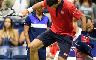 Thua ván đầu tiên ở US Open 2015, Djokovic phá vợt, xé áo