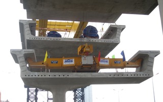 Lắp dầm cầu đầu tiên của Dự án metro Bến Thành - Suối Tiên