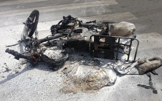 TPHCM: Xe máy đang đổ dốc cầu Ông Lãnh bốc cháy dữ dội