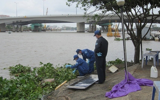 Xác nam thanh niên không áo, cổ quấn khăn nổi trên sông Sài Gòn