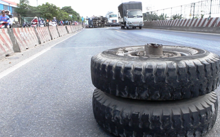 Gãy trục, bánh xe tải lăn 100 m trên Quốc lộ 1