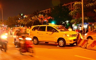 Xe taxi mất lái, gia đình Việt kiều gặp nạn