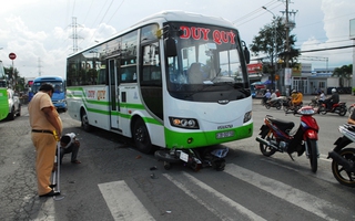 Bị xe khách tông trọng thương khi qua đường