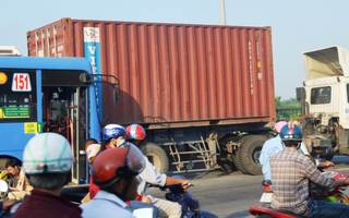 Xe buýt đâm đuôi container, tài xế nhập viện