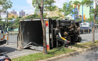 Xe tải nổ lốp trên đại lộ Võ Văn Kiệt, tài xế bị thương