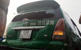 Xe buýt mất lái đâm thẳng taxi đang dừng đèn đỏ