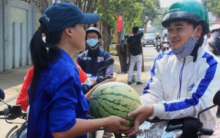 Dân Sài Gòn nỗ lực “giải cứu” hơn 100 tấn dưa hấu