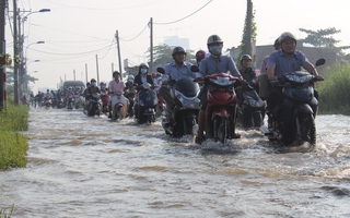 Mưa lớn, người Sài Gòn bì bõm lội nước đen