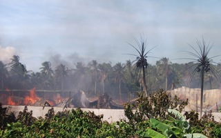 Cháy trụi kho của Công ty TNHH May mặc Cây Dừa