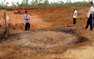 Lấy đất nghĩa trang làm đường cao tốc, múc luôn mồ mả của dân