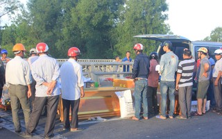 Đâm vào mố cầu trong đêm, 2 thanh niên tử vong