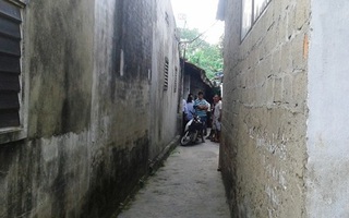 Tự cầm dao đâm vào ngực rồi cố thủ trong nhà
