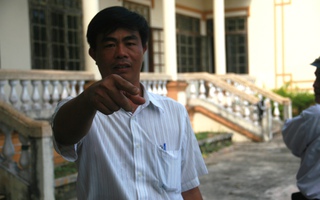 “Sếp” bị truy tố tội tham ô cấm phóng viên chụp hình