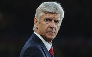 HLV Wenger phản kích  vì bị chỉ trích “kiêu ngạo”