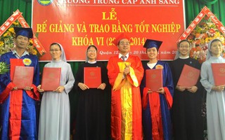 Trao bằng tốt nghiệp cho 42 học viên lớp đào tạo theo địa chỉ