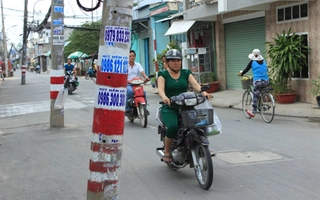 Hàng loạt trụ điện "hiên ngang" giữa đường