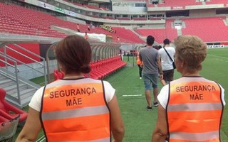 Brazil: Thuê 30 mẹ cầu thủ làm bảo vệ để tránh bạo lực