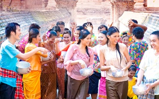 Vui hội té nước Songkran ở Thái Lan