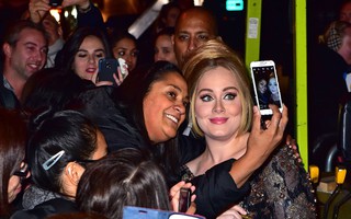 Adele cuốn hút trên sân khấu ngày tái xuất