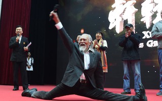Nghệ sĩ 79 tuổi trổ tài xoạc chân dẻo dai