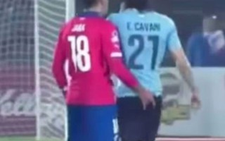 Đối thủ giở trò thô thiển, Cavani bị thẻ đỏ oan