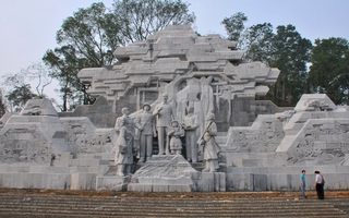 Xây tượng đài ở Sơn La chỉ 200 tỉ đồng