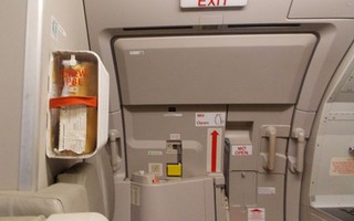 Mở cửa thoát hiểm máy bay để… đi vệ sinh