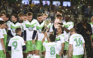 “Chân gỗ” Bendtner lập công, Wolfsburg hạ Bayern Munich giành Siêu cúp Đức