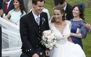 Andy Murray mặc váy trong lễ cưới giản dị