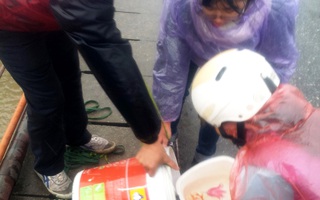 Hà Nội: Dầm mình trong mưa lạnh thu gom túi nilon thả cá chép
