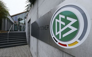 Cơ quan thuế khám xét trụ sở LĐBĐ Đức, điều tra nghi án hối lộ