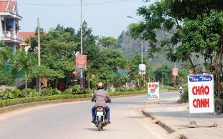 Điên đầu với biển quảng cáo trên đường vào di sản Phong Nha - Kẻ Bàng