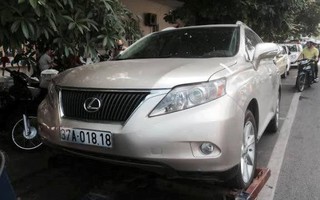 Đi xe Lexus biển số giả, rút thẻ nhà báo giả xin CSGT