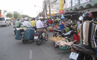 Bất chấp lệnh cấm, gà mùng 3 vẫn tràn ra phố