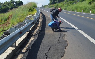 Đường Hồ Chí Minh vừa thông xe đã nứt, lún