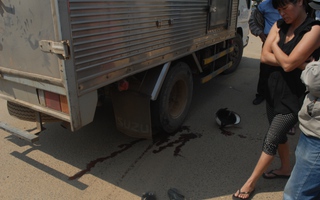 Đà Lạt: Thanh niên nguy kịch do phóng nhanh, lao vào xe tải