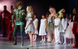 111 tuổi, “Peter Pan” vẫn trẻ trên sân khấu nhạc kịch