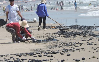 Vũng Tàu: Xuất hiện dầu vón cục dày đặc tại bãi biển