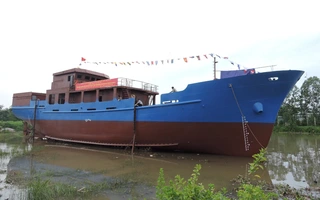 Hạ thủy tàu dịch vụ hậu cần nghề cá hiện đại nhất Việt Nam