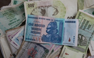 35 triệu tỉ đô Zimbabwe đổi được... 1 USD