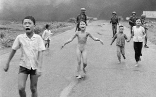 Bức ảnh ám ảnh thế giới "Em bé Napalm" đến Hà Nội