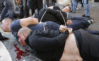 CĐV Dortmund đánh nhau với cảnh sát Hy Lạp