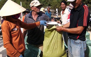 Phát gạo cứu trợ cho con trưởng phó thôn, dân nghèo "treo nồi"