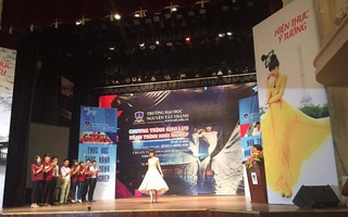Jessica Minh Anh giao lưu với sinh viên ĐH Nguyễn Tất Thành