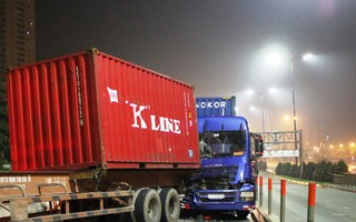 Thùng container tuột khỏi xe, gây họa trên cầu Sài Gòn