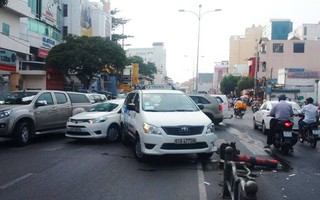 Taxi  gây tai nạn liên hoàn, đường Phan Đăng Lưu ùn ứ gần 1 giờ