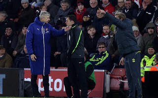 Xuống sân “hỏi tội” Wenger, fan Arsenal trả giá đắt