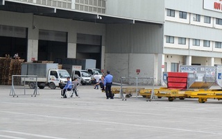 Nhân viên sân bay Nội Bài moi kiện hàng, trộm 16 điện thoại Samsung