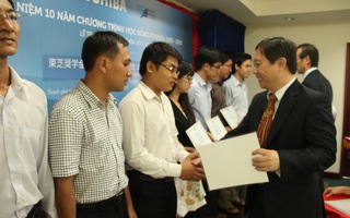 Toshiba trao học bổng cho sinh viên 2 ĐH quốc gia