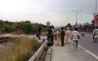 Mang nước cho mẹ làm đồng, bé trai bị tàu hỏa tông chết